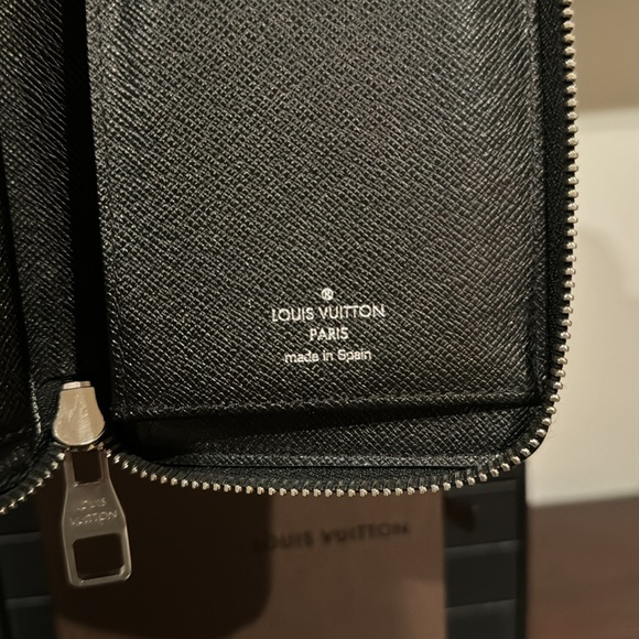 Graphite Louis Vuitton zippy wallet - Picture 5 of 13